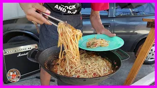 Fideos al wok en un delicioso estofado