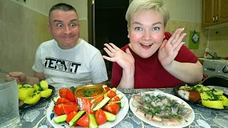 Мукбанг есть повод ОТМЕТИТЬ! От души наелись ВКУСНОЙ русской еды на ужин! Селёдка, картошка, килька