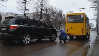 На Великій Бердичівській у Житомирі Toyota врізалась в маршрутку - Житомир.info