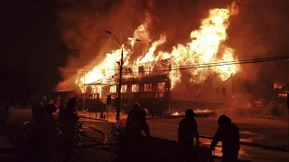 Rathaus in Flammen: Gewaltausbrüche nach Tod eines Jongleurs
