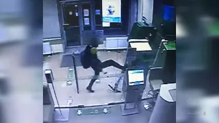 Волгоградец разбил банкомат электросамокатом и попал на видео