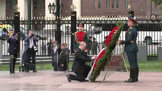 В День памяти и скорби Путин возложил венок к Могиле Неизвестного Солдата и почтил память погибших