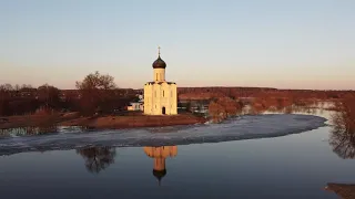 Разлив 2021 у церкви Покрова на Нерли.