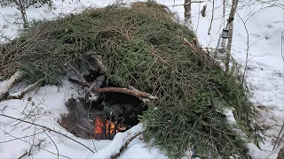 SURVIVAL IN THE FROZY WILD FOREST. BUILDING A SAFE SHELTER FROM COLD AND WIND. WINTER BUSHCRAFT