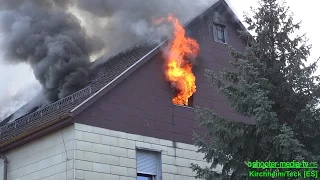 [FEUER IM DACHSTUHL ZÜNDET DURCH] - Flammen schlagen aus Gebäude - (Großbrand)