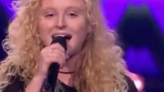 Sezina Deu um show cantando no The voice kids Holanda 2019.