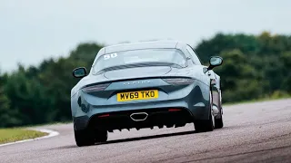 Karun Chandhok flat-out at Thruxton