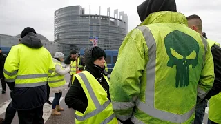 "Жёлтые жилеты" против "короля Макрона"