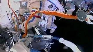 Longue sortie dans l'espace pour deux Russes