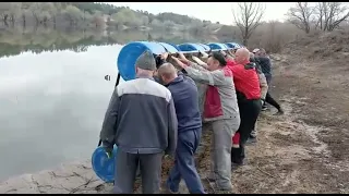 Спуск на воду самодельного пантона из бочек и пнд