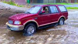 1:18 Ford Expedition Diecast Model - Rainy Showcase