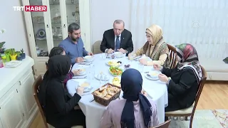 Cumhurbaşkanı Erdoğan bir vatandaşın evinde iftar yaptı