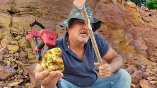 MAN FIND GOLD WITH A SIMPLE DEVICE
