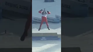 Александр Большунов сломал пьедестал во время награждения на Олимпийский играх