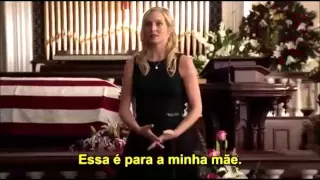 Carolaine canta no funeral da mãe