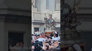 Sant'Agata esce dal Duomo di Catania per la processione