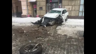 В центре Волгограда автомобиль вылетел на тротуар после ДТП