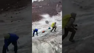Камень чуть не убил альпинистов на Эльбрусе