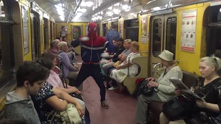 Человек-паук танцует в метро Санкт-Петербурга