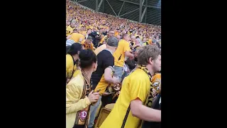 FCK Fans schießen Leuchtrakete auf Dynamo Dresden Fans