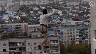 Переход между 16-ти этажными зданиями по натянутой стропе. Slackline Highline