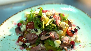 Салат с утиной грудкой, сыром ДорБлю и лесными ягодами