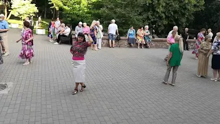 "ЗАЖИГАЙ,НАТАША!!!"...на танцполе в Гомельском парке...20.06.2021года.