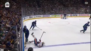 Elias Pettersson received a charging penalty on this play / 16.05.2024