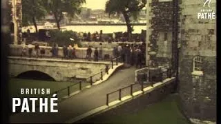 Tourists At Tower Of London (1970-1979)