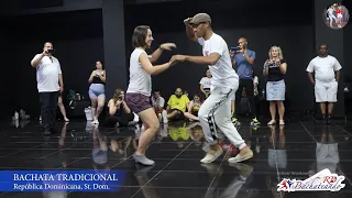 Clase de BACHATA EN PAREJA de calle 🎬 🕺💃 | Rodolfo y Sarah | Bailando en República Dominicana