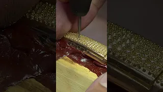 Setting 39 carats of diamonds on a gold Cuban chain💎