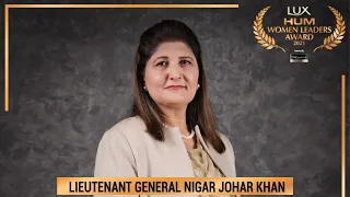 Lieutenant General Nigar Johar receives her HUM Women Leaders Award 2021 from President Arif Alvi