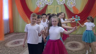 Танец "Незабудка" на концерте к 50-летию д.с. Росинка.2019 г.Танцуют выпускники 2017 г.