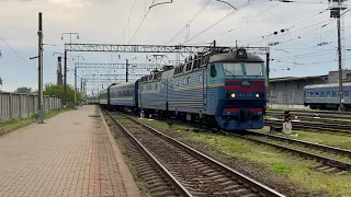 Электровоз ЧС8-019 с поездом №780 Киев-Сумы прибывает на станцию Конотоп