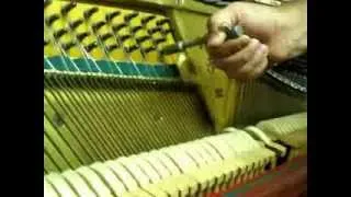 Tuning piano. Подстроить одну струну пианино, используя Т-бар ключ