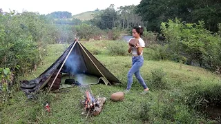 Solo Bushcraft, Camping alone by stream, cooking and overnight / Backpack alone