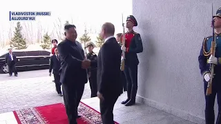 La première poignée de main entre Vladimir Poutine et Kim Jong-Un à Vladivostok