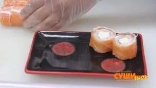 Как приготовить ролл Филадельфия. Суши Шоп. / How to make Philadelphia sushi.