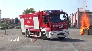 Feuerwehrfahrzeug kippt während einer Übung um