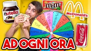 🍕🍔 MANGIO CIBO DECISO dalla RUOTA ad OGNI ORA per un GIORNO INTERO! | 24 ORE CHALLENGE