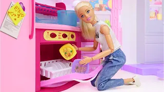 A Barbie prepara um jantar especial para Ken! Vídeo com boneca Barbie para meninas