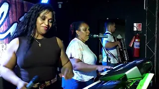 Malú Barbosa e Banda no Itaperuna Tênis Clube