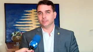 Flávio Bolsonaro concede entrevista exclusiva ao RedeTV News