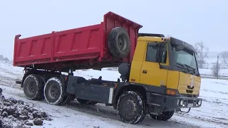 3. díl - Tatry 815 a Tatra 158 Phoenix převáží hlínu ze stavby obchvatu. Zima, sníh, klouže to...