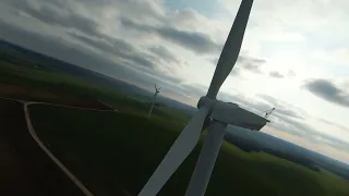 DJI FPV petit tour près des éoliennes.