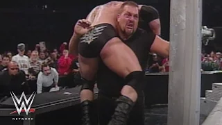Big Show chokeslamt Brock Lesnar durchs Kommentatorenpult: SmackDown, 31. Oktober 2002 (WWE Network)