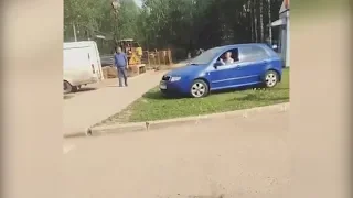 Женщина-водитель зарулила на газон