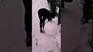 Скинули огромную снежку в воду,с моста!