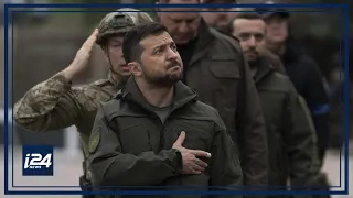 Ukraine’s Zelensky visits frontline Bakhmut amid deadly Russian strikes