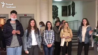 Студенты Юрфака БГУ поют в знак солидарности со студентами, пострадавшими от силовиков.